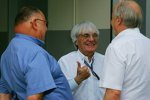 Pat Behar, FIA-Zuständiger für die Photographen, Bernie Ecclestone (Formel-1-Chef) und Karl-Heinz Zimmermann