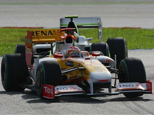 Fernando Alonso vor Rubens Barrichello Fernando Alonso vor Rubens Barrichello