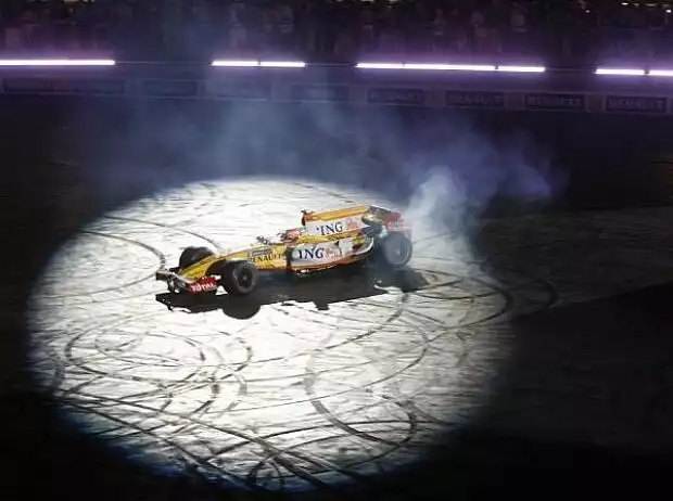 Titel-Bild zur News: Nelson Piquet Jr. Skihalle Dubai Renault R28