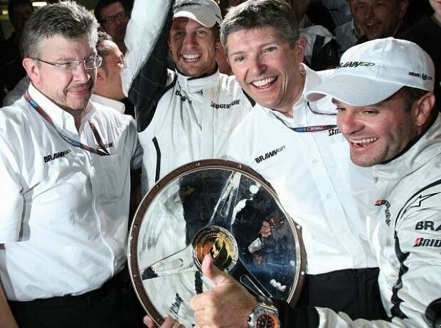 Jenson Button, Rubens Barrichello, Nick Fry (Geschäftsführer), Ross Brawn (Teamchef)