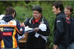 Fernando Alonso und Mark Webber schreiben Autogramme, beobachtet von Journalist Michael Schmidt