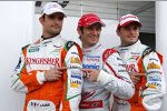 Vitantonio Liuzzi (Force India), Jarno Trulli (Toyota) und Giancarlo Fisichella (Force India) mit ihren Sympathiebekundungen mit der Erdbebenregion in Italien