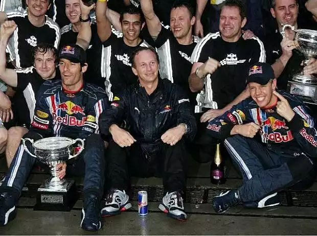 Mark Webber, Christian Horner und Sebastian Vettel Titel-Bild zur News: Mark Webber, Christian Horner und Sebastian Vettel