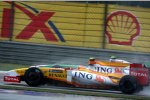 Nelson Piquet Jr. (Renault), verdeckt dahinter Adrian Sutil (Force India) 