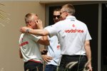 Heikki Kovalainen scherzt mit Martin Whitmarsh (Teamchef) (McLaren-Mercedes) 