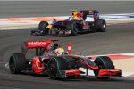Lewis Hamilton (McLaren-Mercedes) vor Sebastian Vettel (Red Bull) 