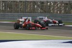 Kimi Räikkönen (Ferrari) kämpft mit Timo Glock (Toyota) 