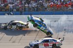 Erste Trümmer am Ford von Carl Edwards fliegen