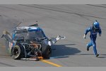 Carl Edwards läuft unverletzt in Richtung Ziellinie