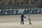 Carl Edwards beendet das Arrons 499 per pedes