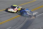 Greg Biffle weicht dem Wrack von Carl Edwards aus