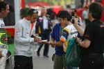 Lewis Hamilton (McLaren-Mercedes) gibt Autogramme