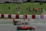 S?stien Buemi (Toro Rosso) steht, Felipe Massa (Ferrari) rauscht vorbei
