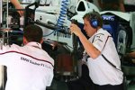 Reparatur bei Nick Heidfeld (BMW Sauber F1 Team) 