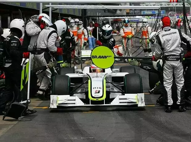 Rubens Barrichello beim Boxenstopp Titel-Bild zur News: Rubens Barrichello beim Boxenstopp