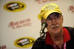 NASCAR-Sprecher Jim Hunter verkündet die Drogen-Affäre um Jeremy Mayfield 