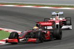 Lewis Hamilton (McLaren-Mercedes) vor Timo Glock (Toyota) 