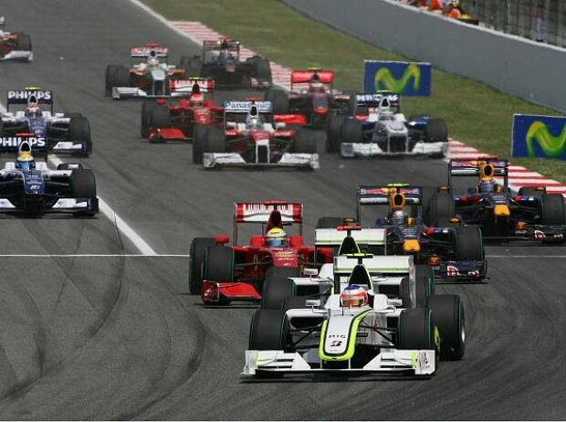 Jenson Button vor Rubens Barrichello Jenson Button vor Rubens Barrichello