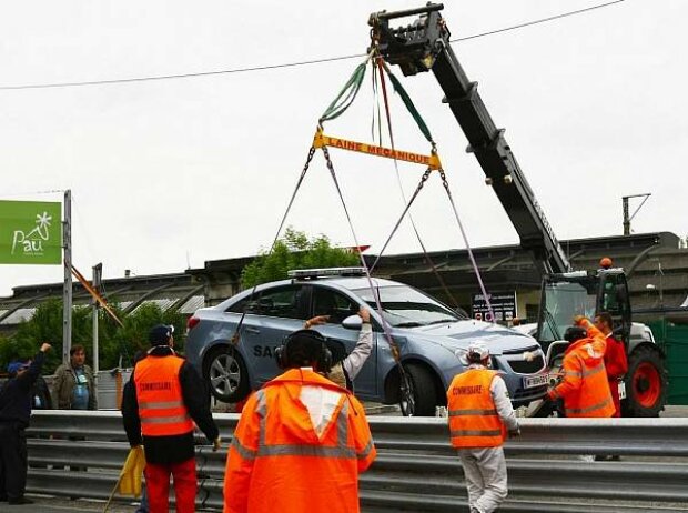 Das Safety-Car von Pau am Haken Das Safety-Car von Pau am Haken