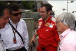 Stefano Domenicali (Teamchef) (Ferrari) und Bernie Ecclestone (Formel-1-Chef) 