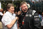 Norbert Haug (Mercedes-Motorsportchef) (McLaren-Mercedes) und Ross Brawn (Teamchef) (Brawn) 
