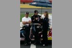 Regenpause in Charlotte: Crewchief Jimmy Elledge Scott Speed und PR-Frau Ashley Miller