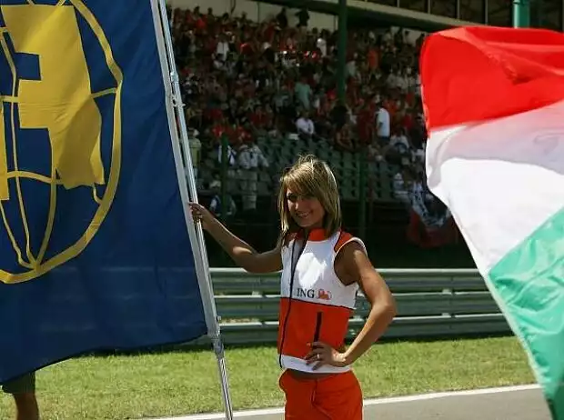 Ungarn Hungaroring Flagge Gridgirl Titel-Bild zur News: Ungarn Hungaroring Flagge Gridgirl