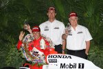  Helio Castroneves mit Tim Cindric und Roger Penske