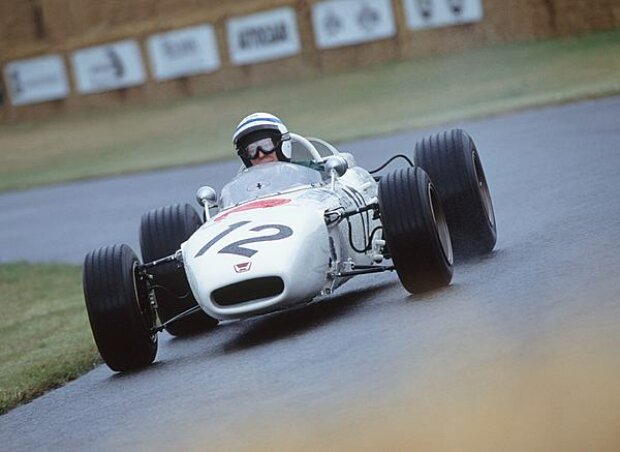 Titel-Bild zur News: John Surtees im Honda RA272 in Goodwood