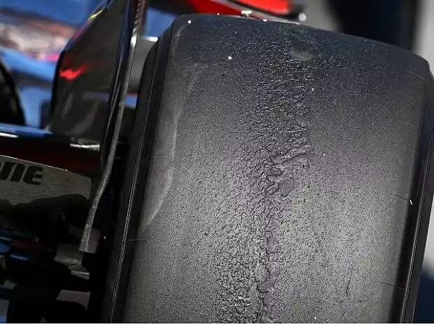 Graining auf einem Bridgestone-Reifen Titel-Bild zur News: Graining auf einem Bridgestone-Reifen