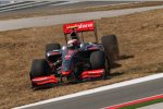 Heikki Kovalainen (McLaren-Mercedes) neben der Piste