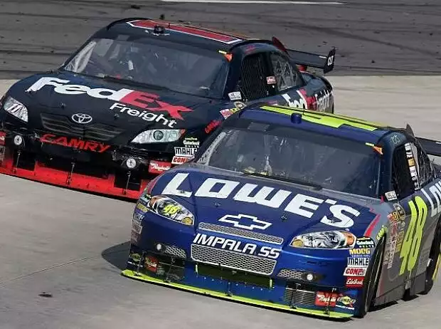Denny Hamlin, Jimmie Johnson, Martinsville, Martinsville Motor Speedway Titel-Bild zur News: Denny Hamlin, Jimmie Johnson, Martinsville, Martinsville Motor Speedway