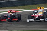Lewis Hamilton (McLaren-Mercedes) kämpft mit Timo Glock (Toyota) 