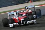 Jarno Trulli vor Timo Glock (Toyota) 