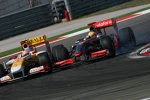 Nelson Piquet Jr. (Renault) und Lewis Hamilton (McLaren-Mercedes) 