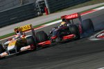 Nelson Piquet Jr. (Renault) und Lewis Hamilton (McLaren-Mercedes) 