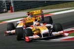 Fernando Alonso vor Nelson Piquet Jr. (Renault) 