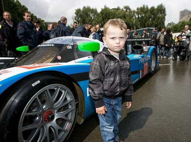 Kleiner Junge Peugeot Pescarolo Kleiner Junge Peugeot Pescarolo