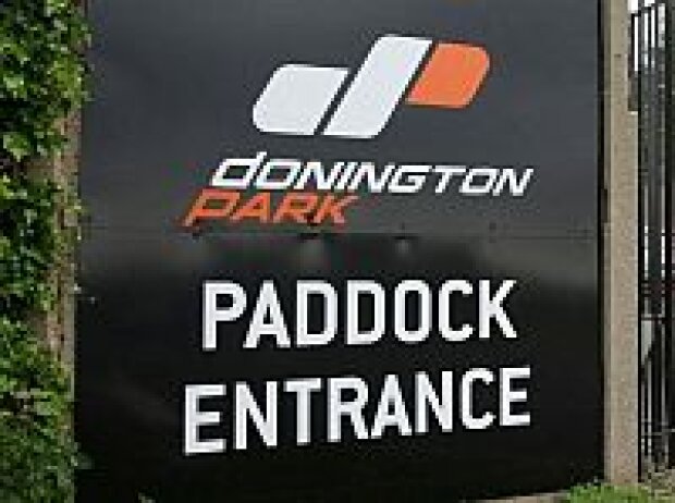 Titel-Bild zur News: Donington Paddock-Eingang