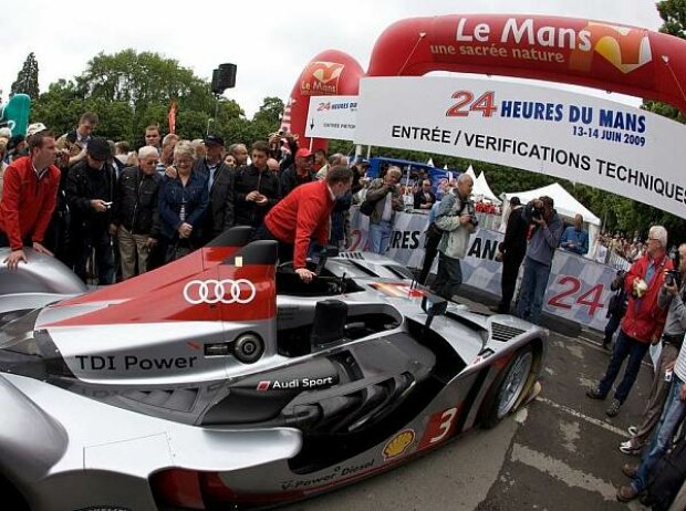 Audi R15 Place de Jacobins Le Mans