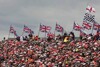 Bild zum Inhalt: Button und Hamilton stehen zu Silverstone