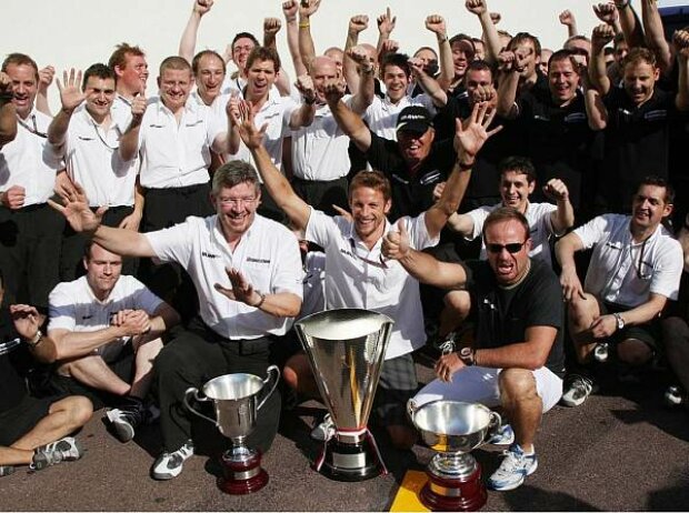 Jenson Button, Rubens Barrichello, Ross Brawn (Teamchef) Jenson Button, Rubens Barrichello, Ross Brawn (Teamchef)