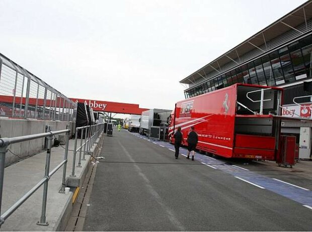 Titel-Bild zur News: Ferrari-Truck in der Boxengasse