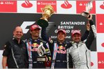 Adrian Newey (Technischer Direktor), Mark Webber, Sebastian Vettel (Red Bull) und Rubens Barrichello (Brawn) 