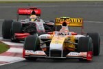 Nelson Piquet Jr. (Renault) vor Lewis Hamilton (McLaren-Mercedes) 