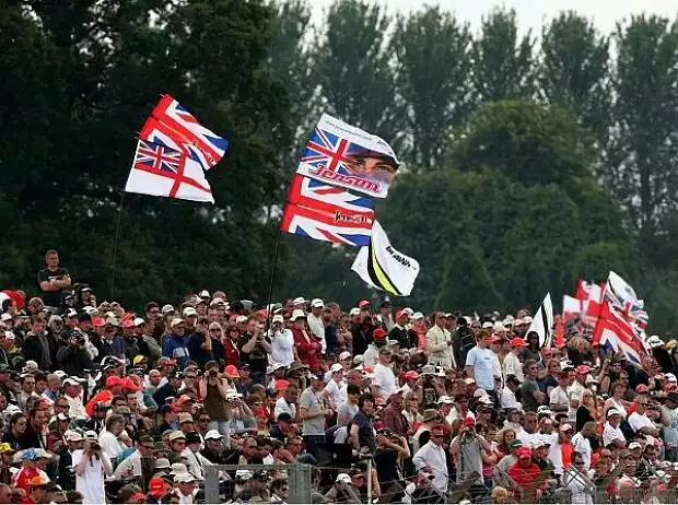 Titel-Bild zur News: Fans in Silverstone
