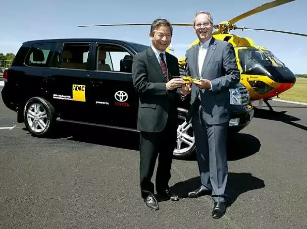 Toyota Übergabe Land Cruiser V8 Titel-Bild zur News: Toyota Übergabe Land Cruiser V8