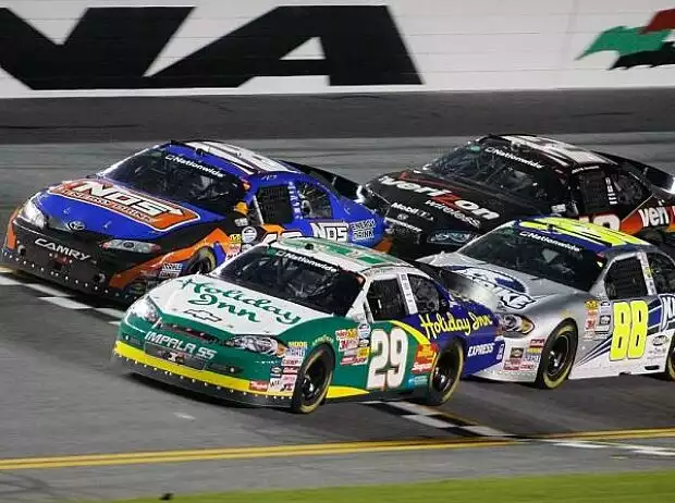 Kyle Busch, Clint Bowyer, Brad Keselowski Titel-Bild zur News: Kyle Busch, Clint Bowyer, Brad Keselowski