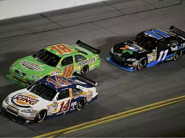 Kyle Busch, Denny Hamlin, Tony Stewart Titel-Bild zur News: Kyle Busch, Denny Hamlin, Tony Stewart