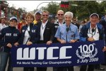 WTCC-Promoter Marcello Lotti und FIA-Vertreter Fabio Ravaioli freuen sich über das 100. Rennen